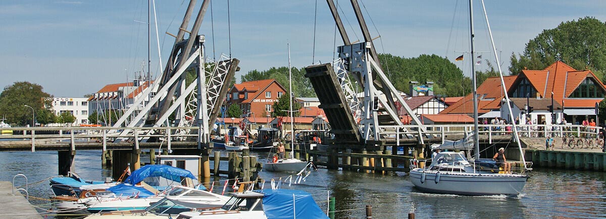 Hotel zur Brücke - Wiecker Klappbrücke offen Sliderbild